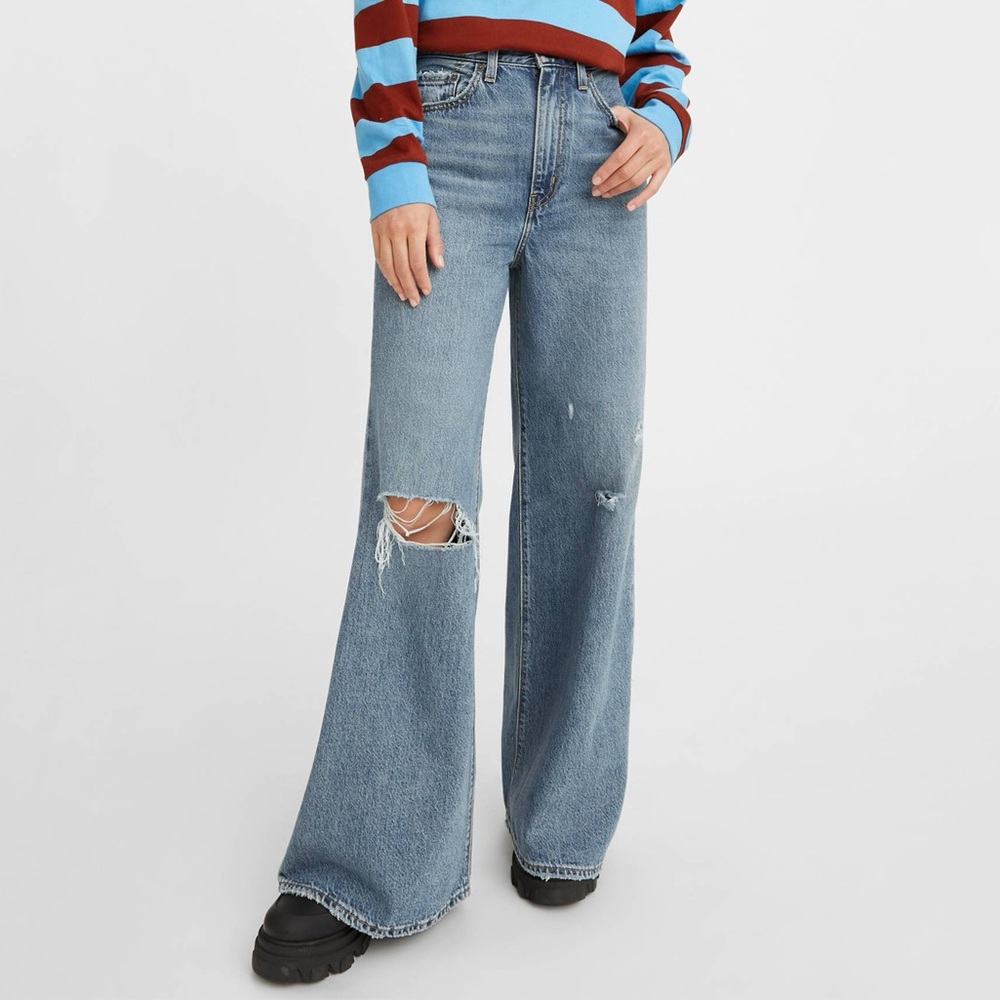 NWT Levi’s Women’s High Rise Loose Flare Leg Relaxed Ripped Knee Size 25 x 32
